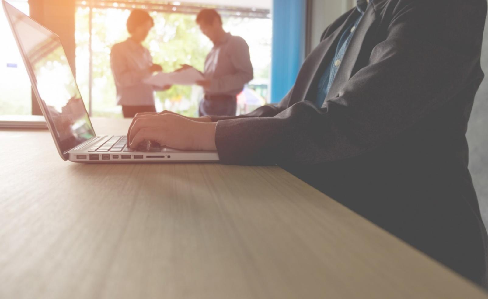 Studio di editing audio professionale con strumenti e attrezzature